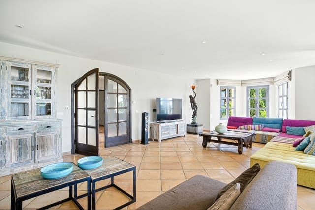 7 slaapkamer Villa te koop in Altos de Estepona, Estepona met zwembad garage - € 2.250.000 (Ref: 9722571)