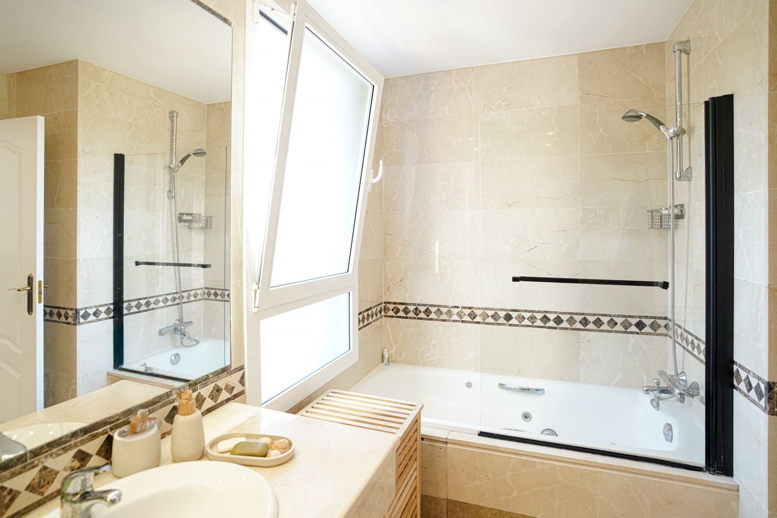 Casa de 2 habitaciones en Marbella en venta con piscina garaje - 750.000 € (Ref: 9722572)