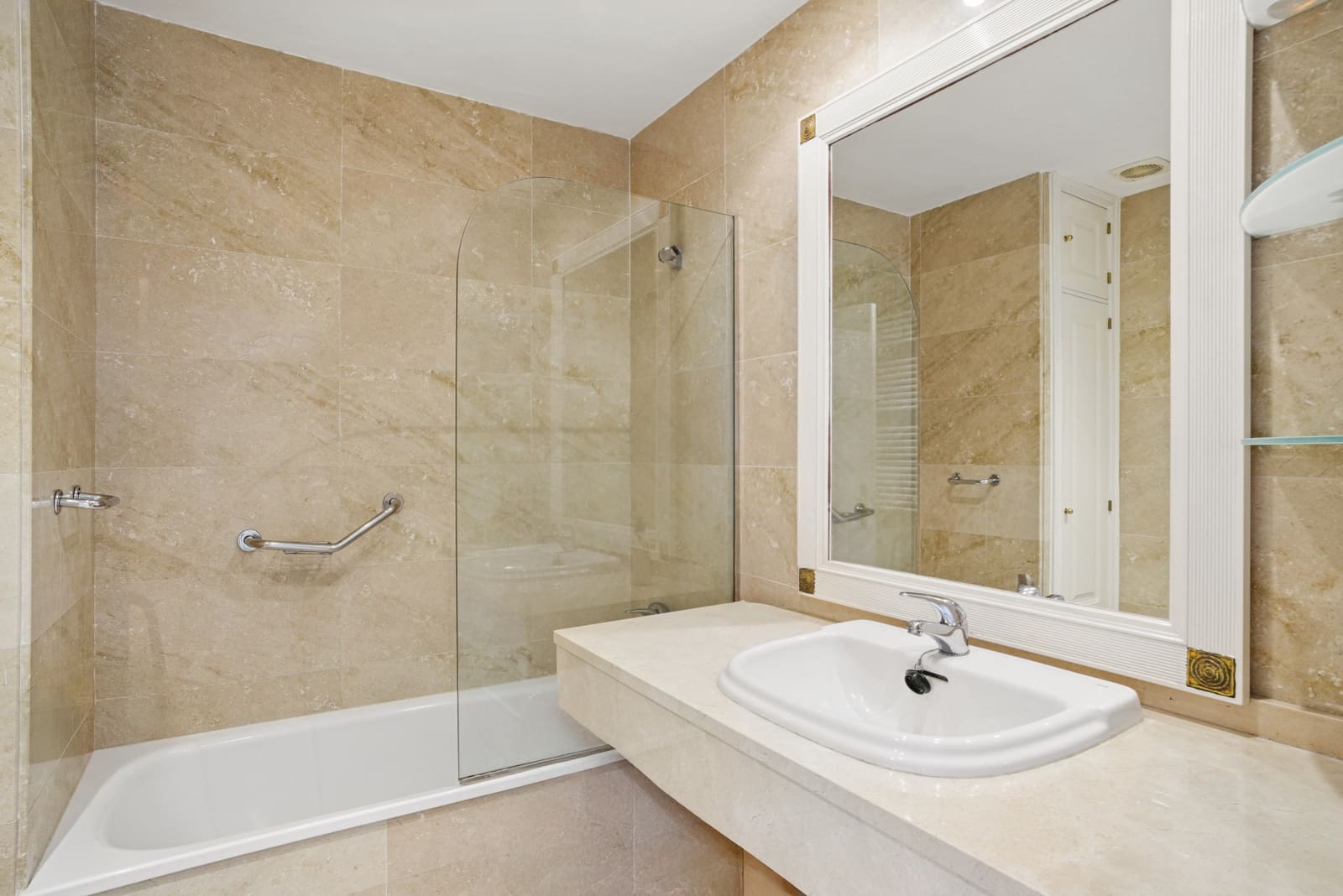 3 sypialnia Penthouse na sprzedaż w Marbella z basenem garażem - 1 500 000 € (Ref: 9722574)