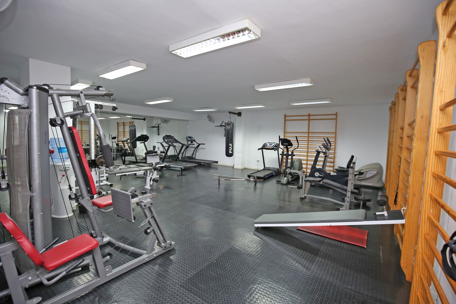 3 sypialnia Penthouse na sprzedaż w Marbella z basenem garażem - 1 500 000 € (Ref: 9722574)