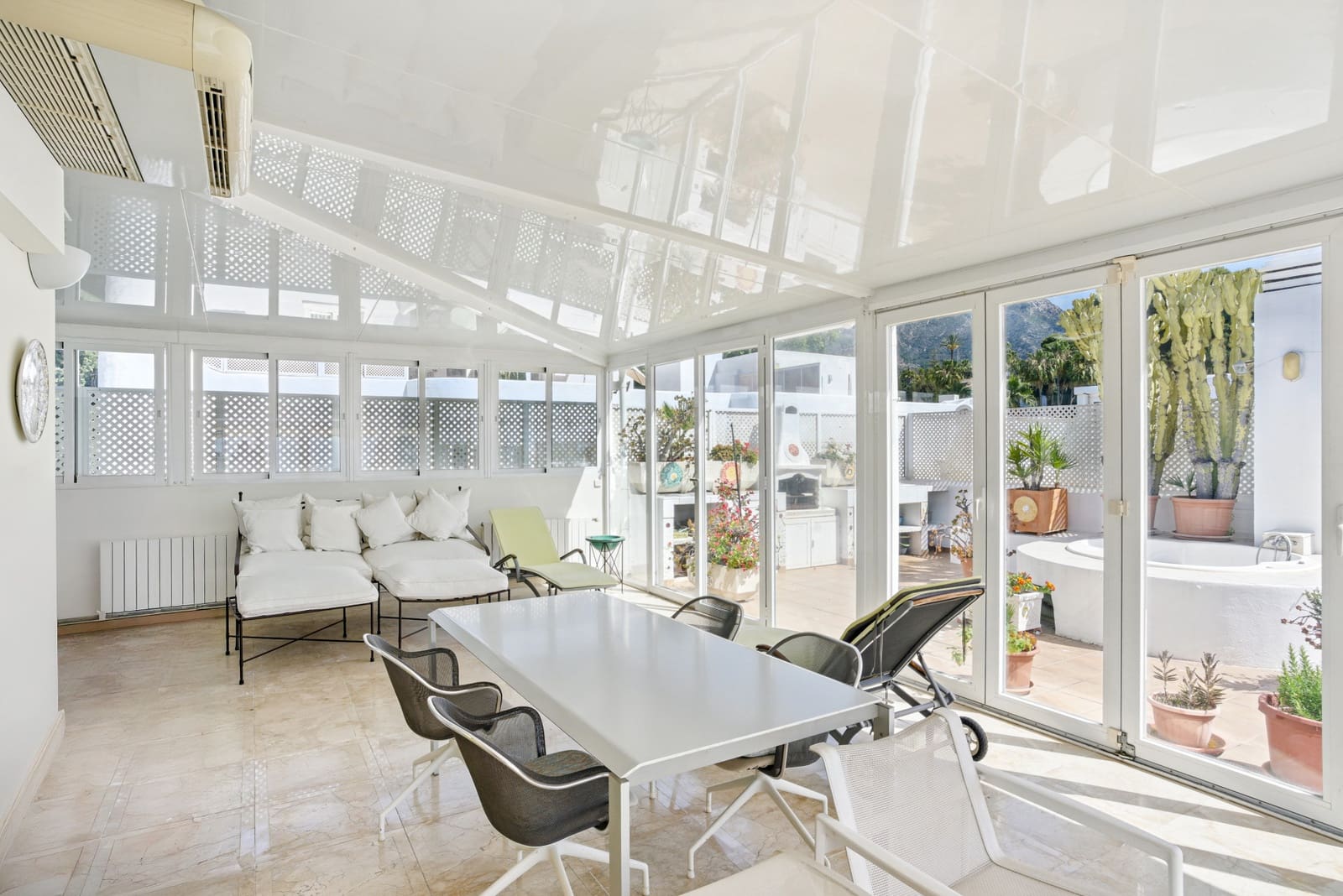 3 sypialnia Penthouse na sprzedaż w Marbella z basenem garażem - 1 500 000 € (Ref: 9722574)