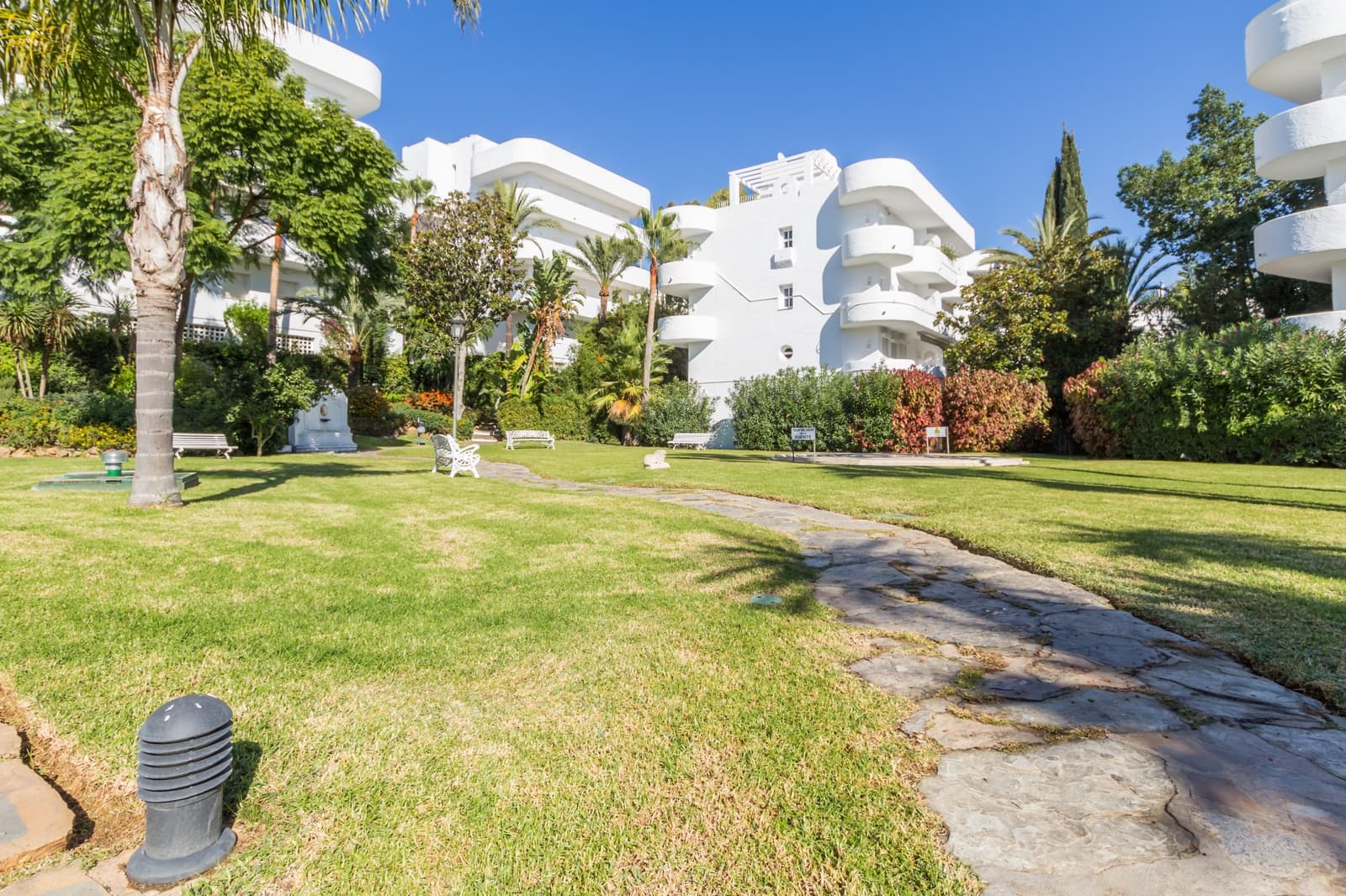 3 sypialnia Penthouse na sprzedaż w Marbella z basenem garażem - 1 500 000 € (Ref: 9722574)