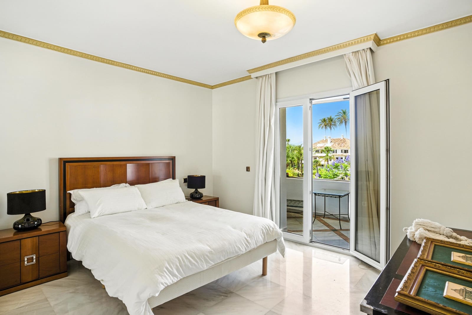 Ático de 3 habitaciones en Marbella en venta con piscina garaje - 1.975.000 € (Ref: 9722576)
