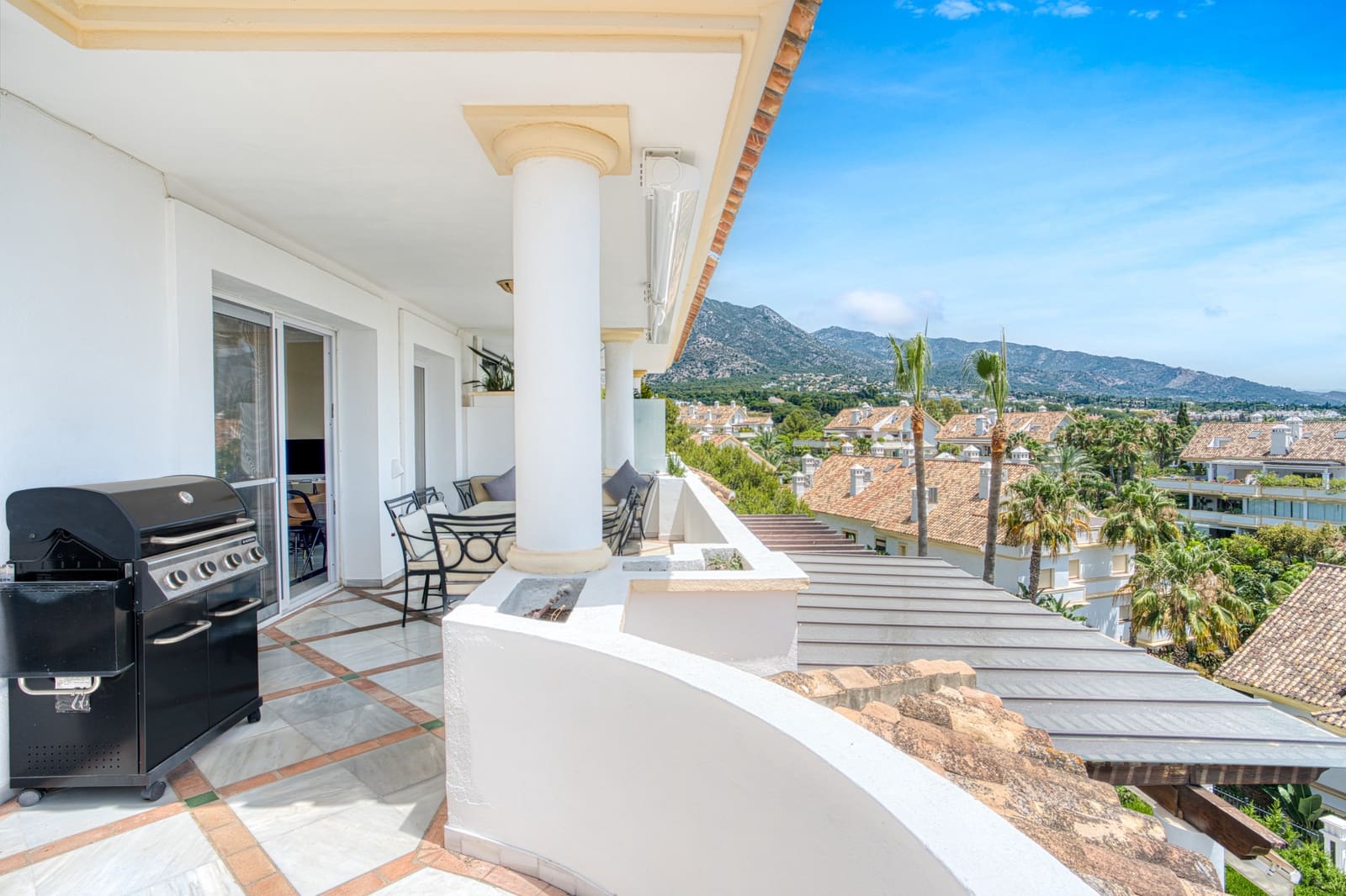 Ático de 3 habitaciones en Marbella en venta con piscina garaje - 1.975.000 € (Ref: 9722576)