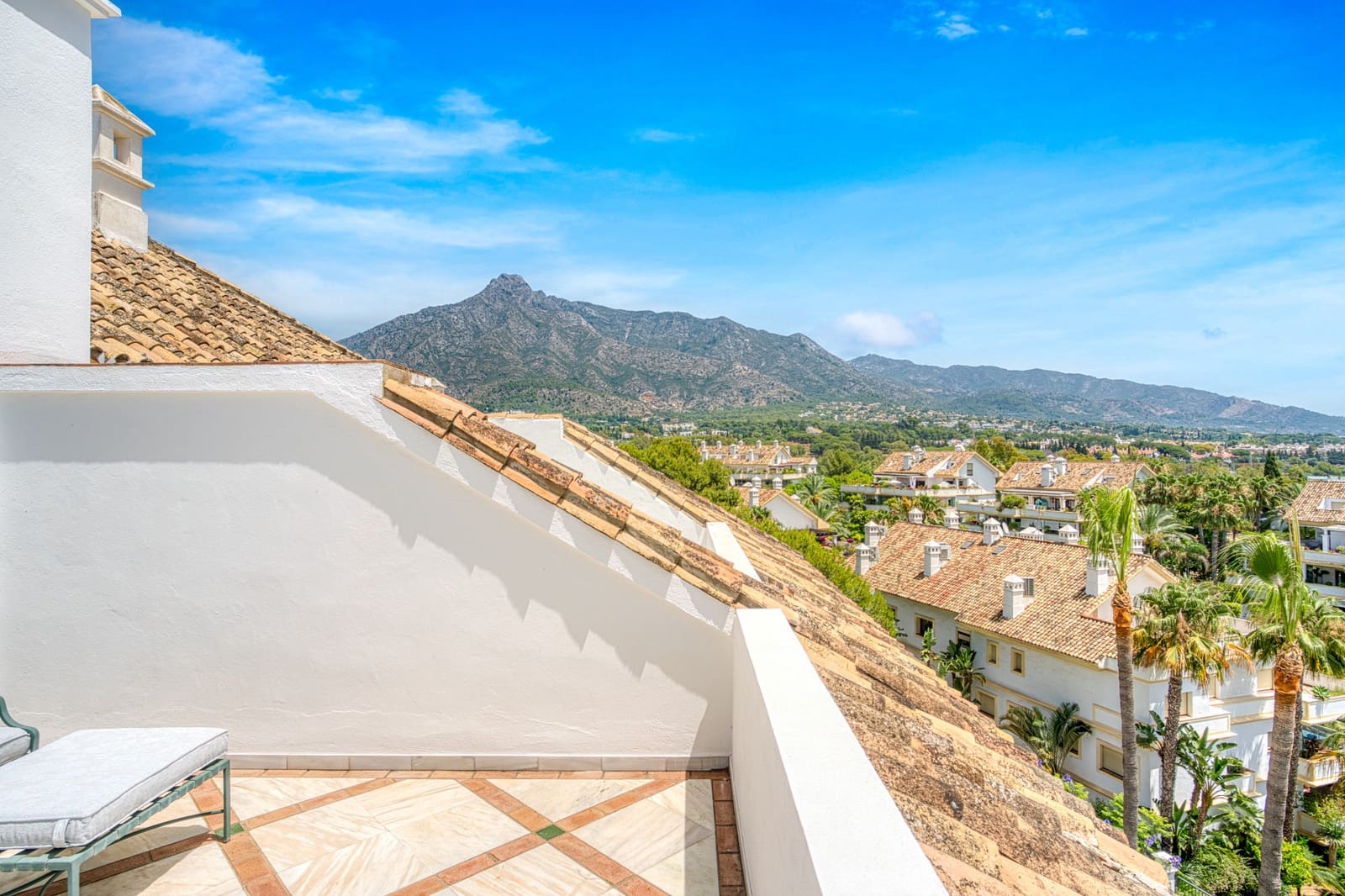 Ático de 3 habitaciones en Marbella en venta con piscina garaje - 1.975.000 € (Ref: 9722576)