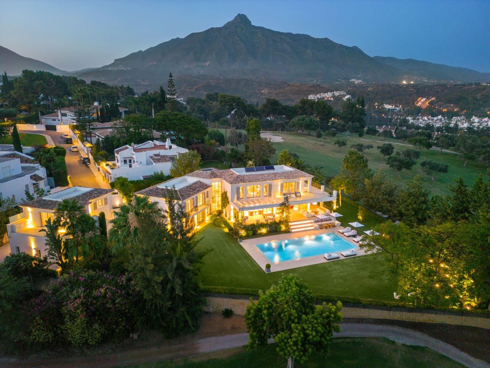 6 Zimmer Villa zu verkaufen in Marbella mit Pool Garage - 10.395.000 € (Ref: 9730633)