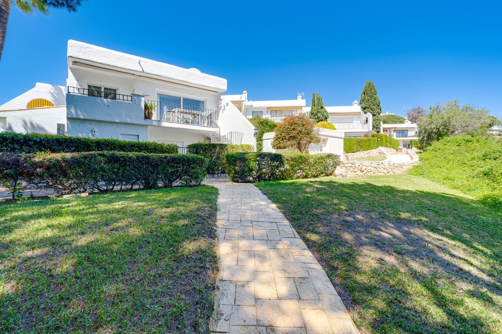 3 bedroom Townhouse for sale in Marbella with pool - € 549,000 (Ref: 9730637)