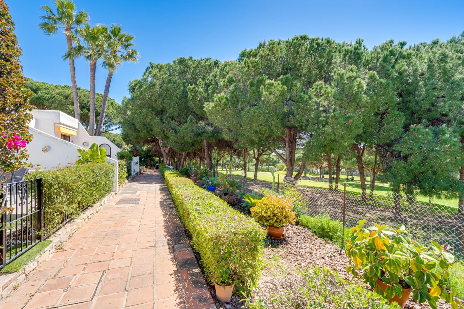 3 bedroom Townhouse for sale in Marbella with pool - € 549,000 (Ref: 9730637)