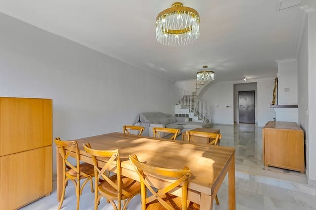 4 makuuhuone Omakotitalo myytävänä paikassa Marbella mukana uima-altaan 
autotalli - 730 000 € (Ref: 9730638)