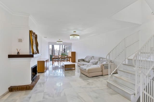 4 makuuhuone Omakotitalo myytävänä paikassa Marbella mukana uima-altaan 
autotalli - 730 000 € (Ref: 9730638)