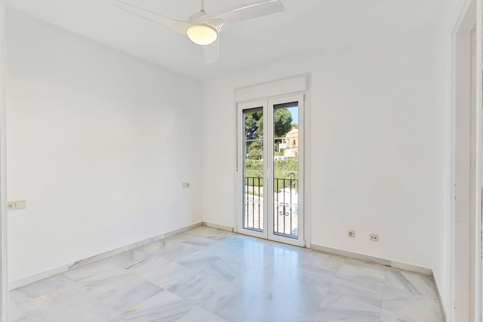 4 soveværelse Byhus til salg i Marbella med swimmingpool garage - € 730.000 (Ref: 9730638)