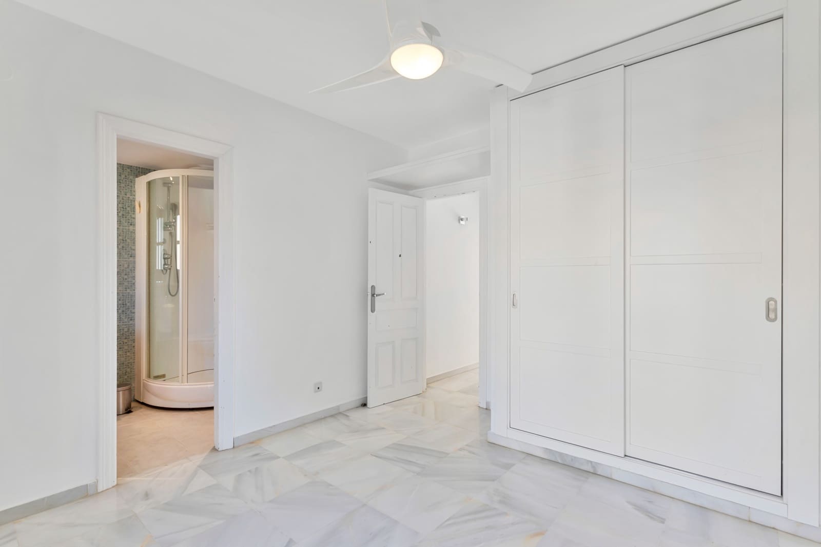 4 soveværelse Byhus til salg i Marbella med swimmingpool garage - € 730.000 (Ref: 9730638)