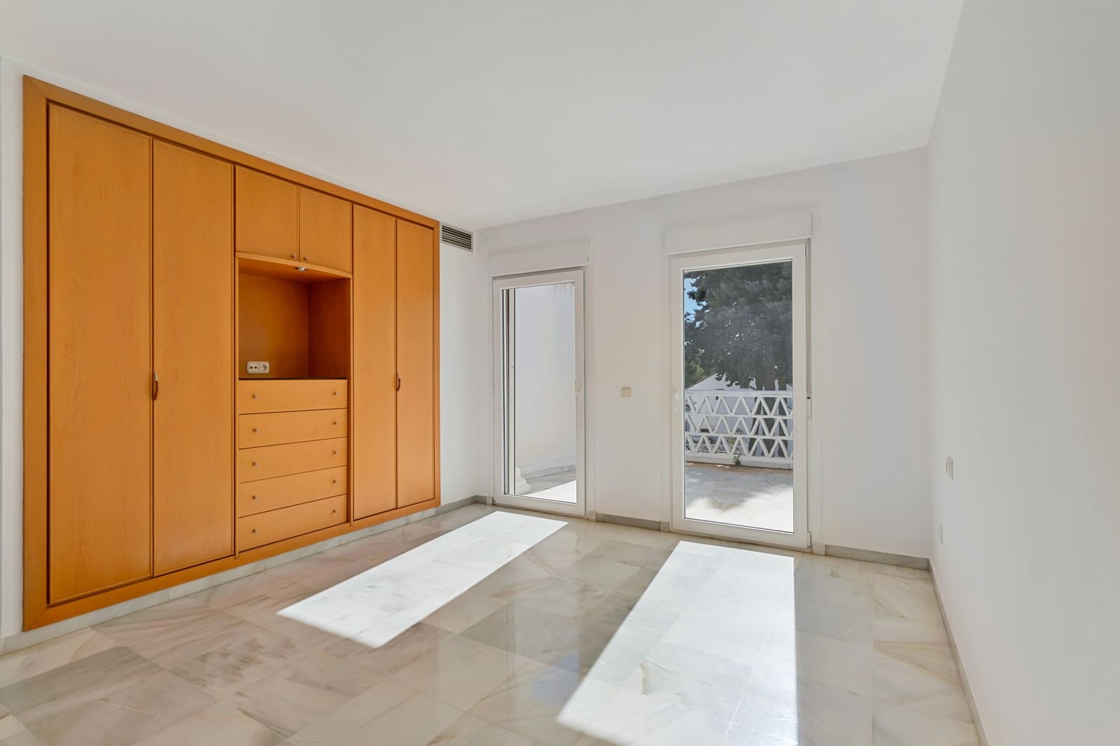 4 soveværelse Byhus til salg i Marbella med swimmingpool garage - € 730.000 (Ref: 9730638)