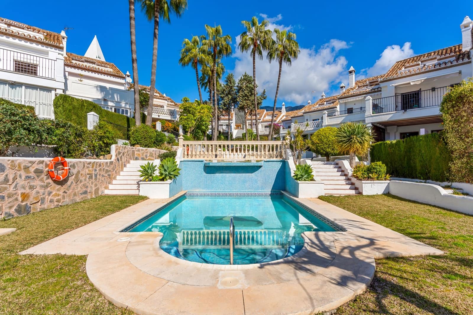 4 soveværelse Byhus til salg i Marbella med swimmingpool garage - € 730.000 (Ref: 9730638)