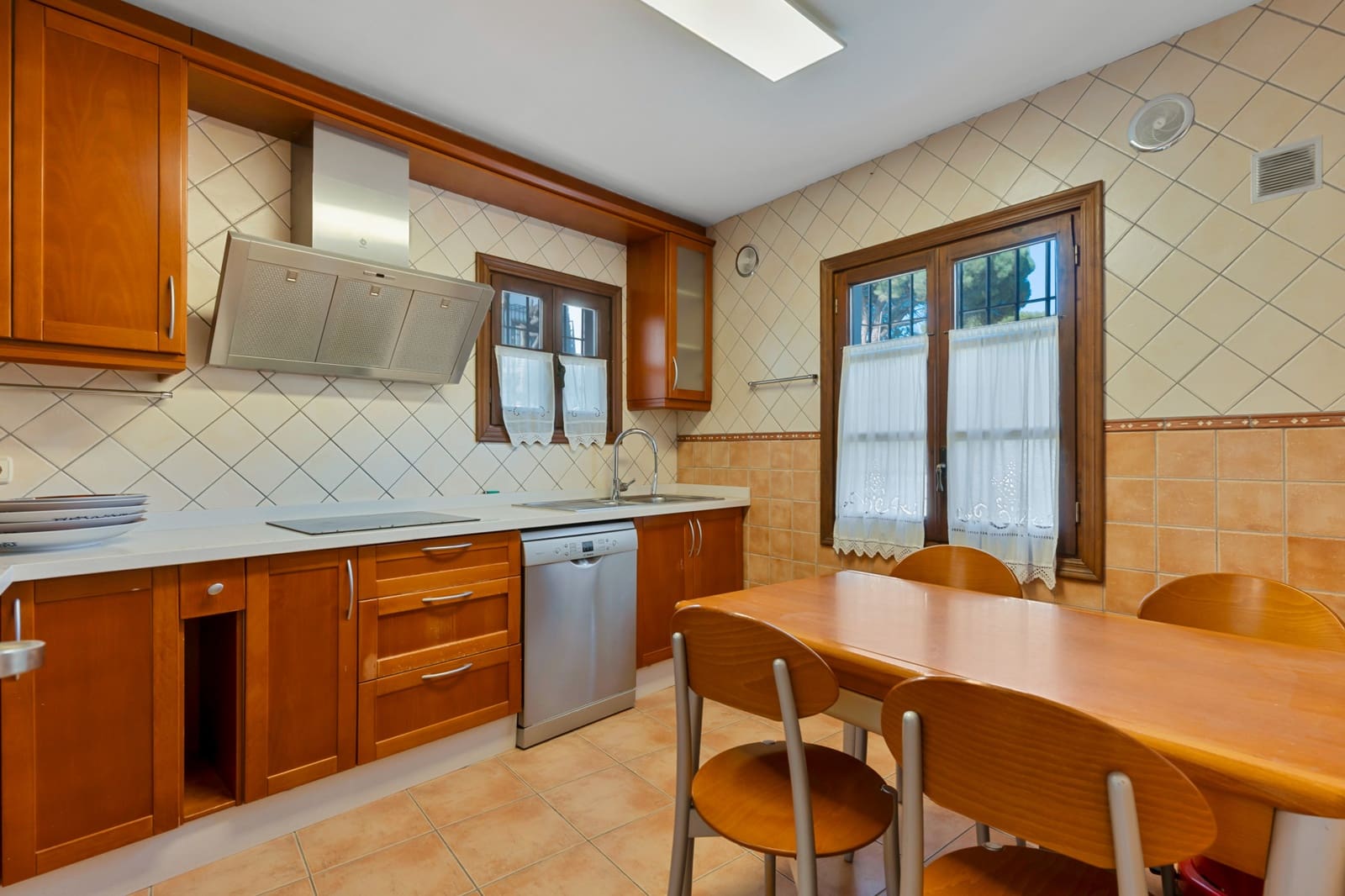4 soveværelse Byhus til salg i Marbella med swimmingpool garage - € 730.000 (Ref: 9730638)