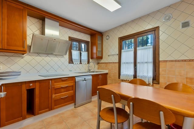 4 makuuhuone Omakotitalo myytävänä paikassa Marbella mukana uima-altaan 
autotalli - 730 000 € (Ref: 9730638)