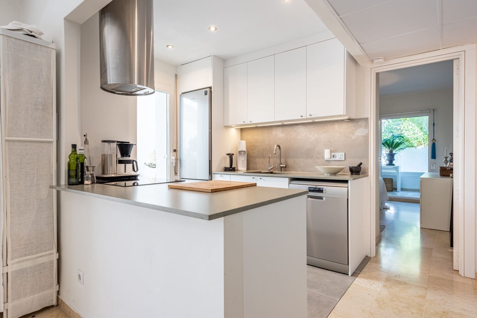 2 bedroom Apartment for sale in Marbella with pool garage - € 445,000 (Ref: 9730639)