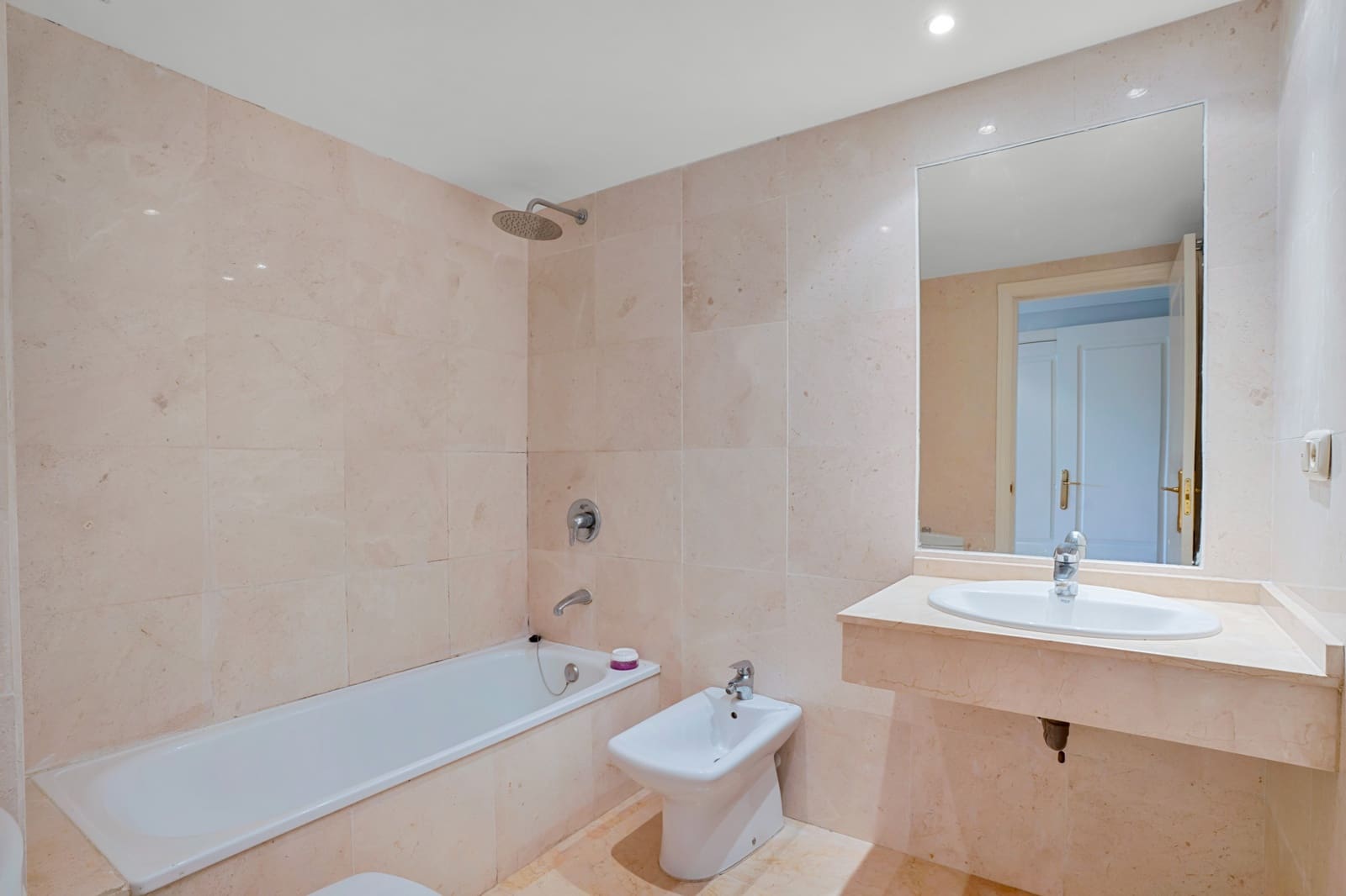 Apartamento de 2 habitaciones en Marbella en venta con piscina garaje - 425.000 € (Ref: 9730642)