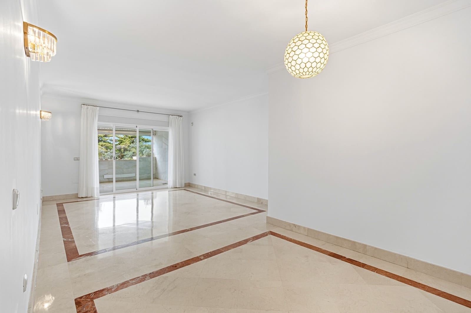 2 soverom Leilighet til salgs i Marbella med svømmebasseng garasje - € 895 000 (Ref: 9730645)