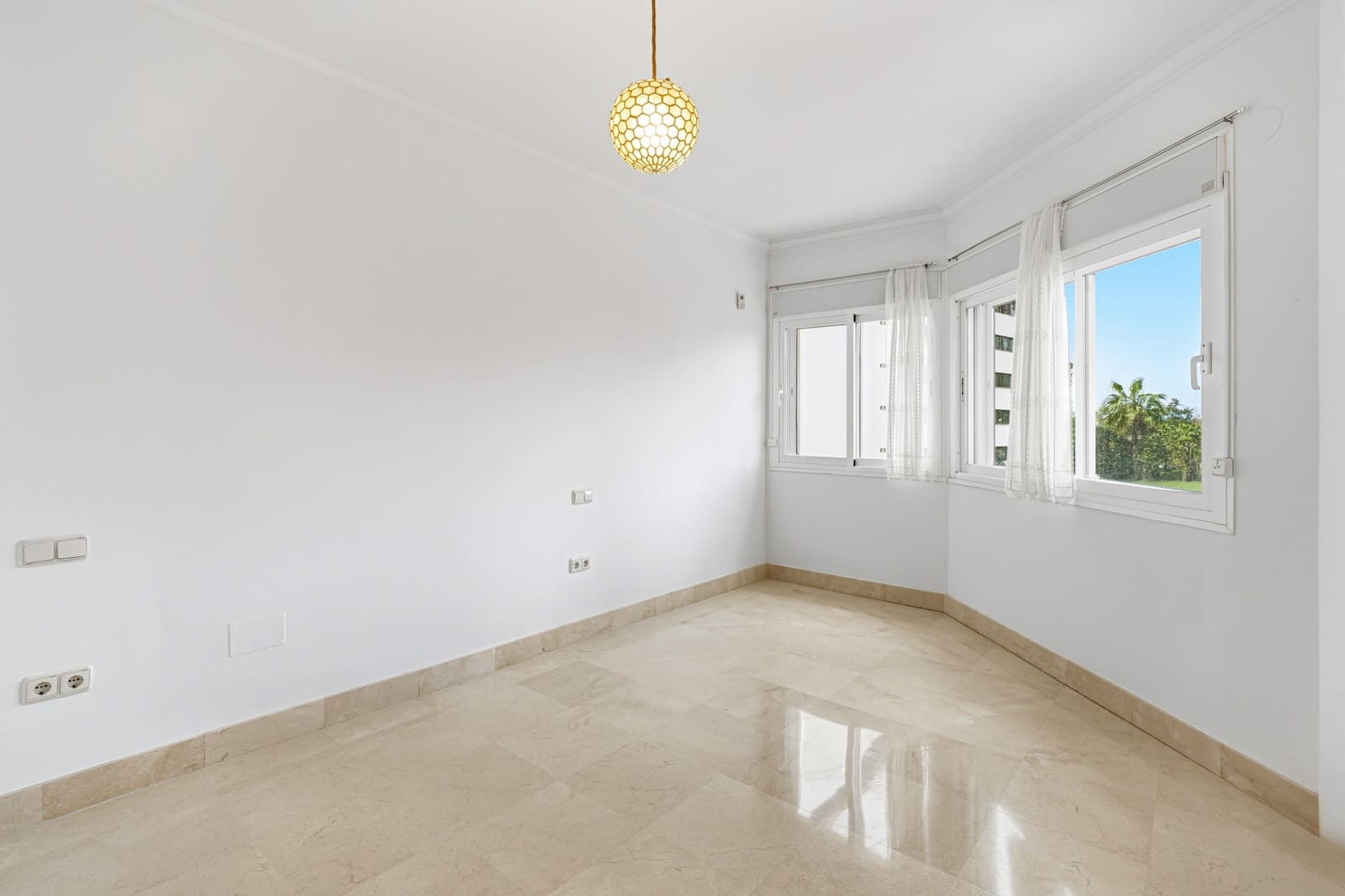 2 soverom Leilighet til salgs i Marbella med svømmebasseng garasje - € 895 000 (Ref: 9730645)