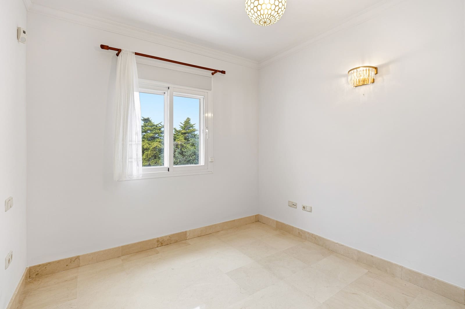 2 soverom Leilighet til salgs i Marbella med svømmebasseng garasje - € 895 000 (Ref: 9730645)