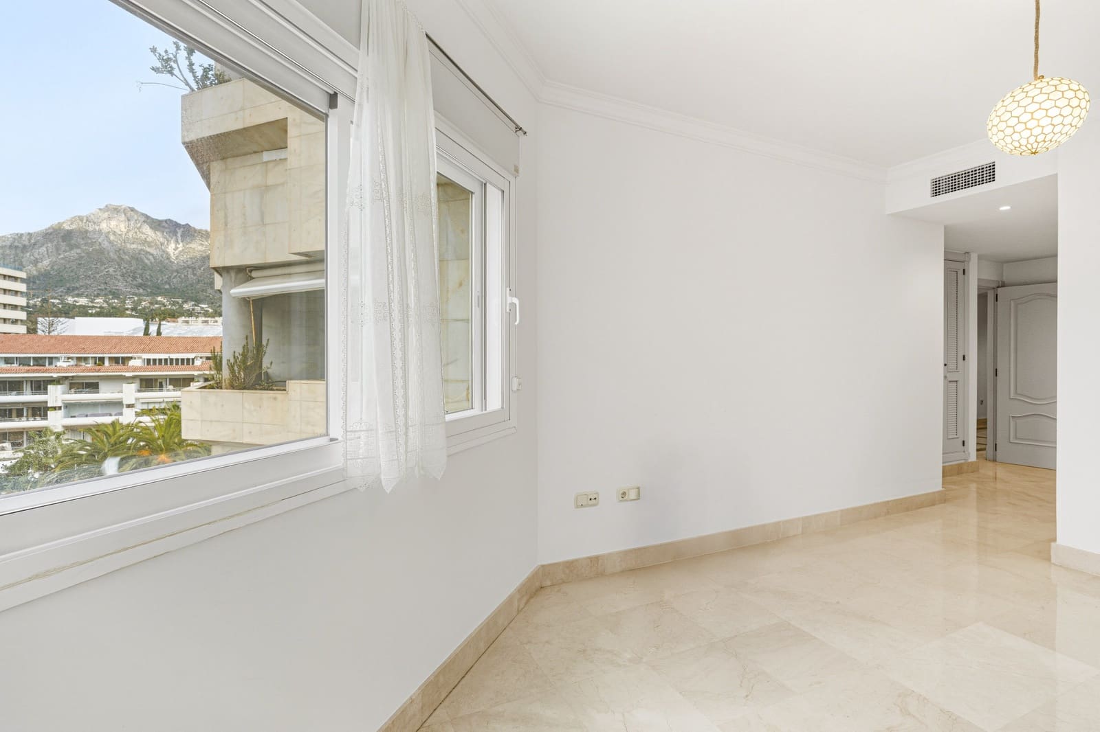 2 soverom Leilighet til salgs i Marbella med svømmebasseng garasje - € 895 000 (Ref: 9730645)