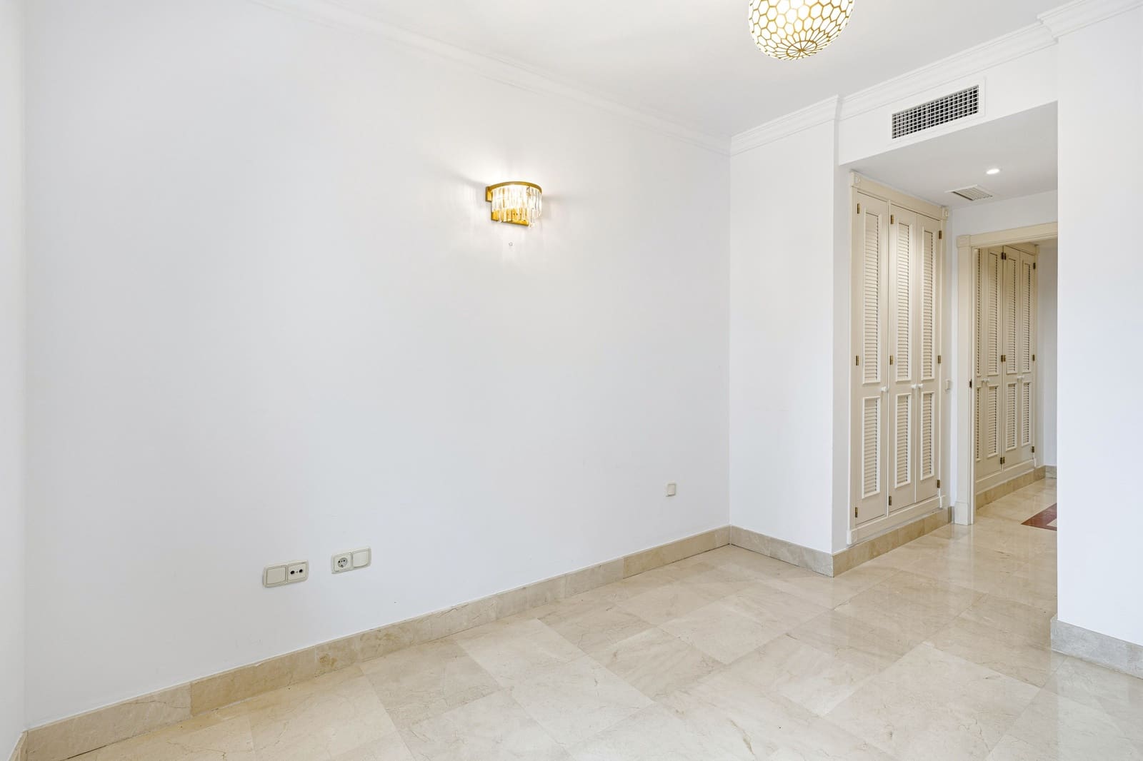 2 soverom Leilighet til salgs i Marbella med svømmebasseng garasje - € 895 000 (Ref: 9730645)