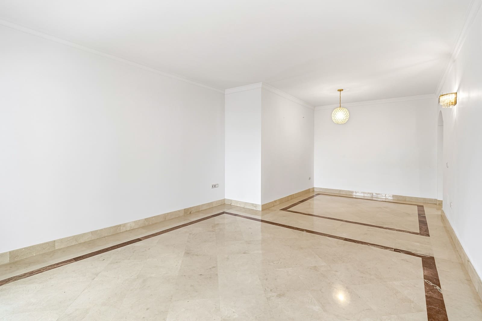 2 soverom Leilighet til salgs i Marbella med svømmebasseng garasje - € 895 000 (Ref: 9730645)