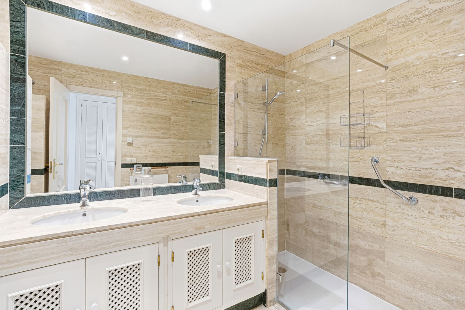 2 soverom Leilighet til salgs i Marbella med svømmebasseng garasje - € 895 000 (Ref: 9730645)