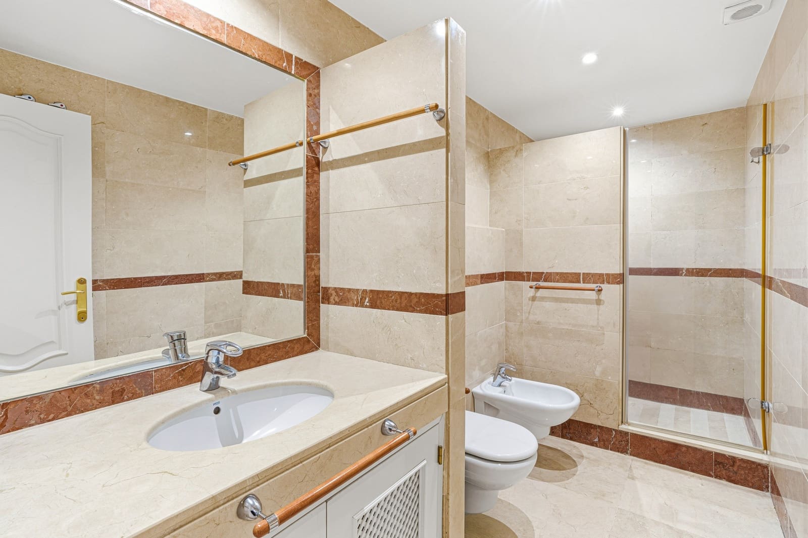 2 soverom Leilighet til salgs i Marbella med svømmebasseng garasje - € 895 000 (Ref: 9730645)