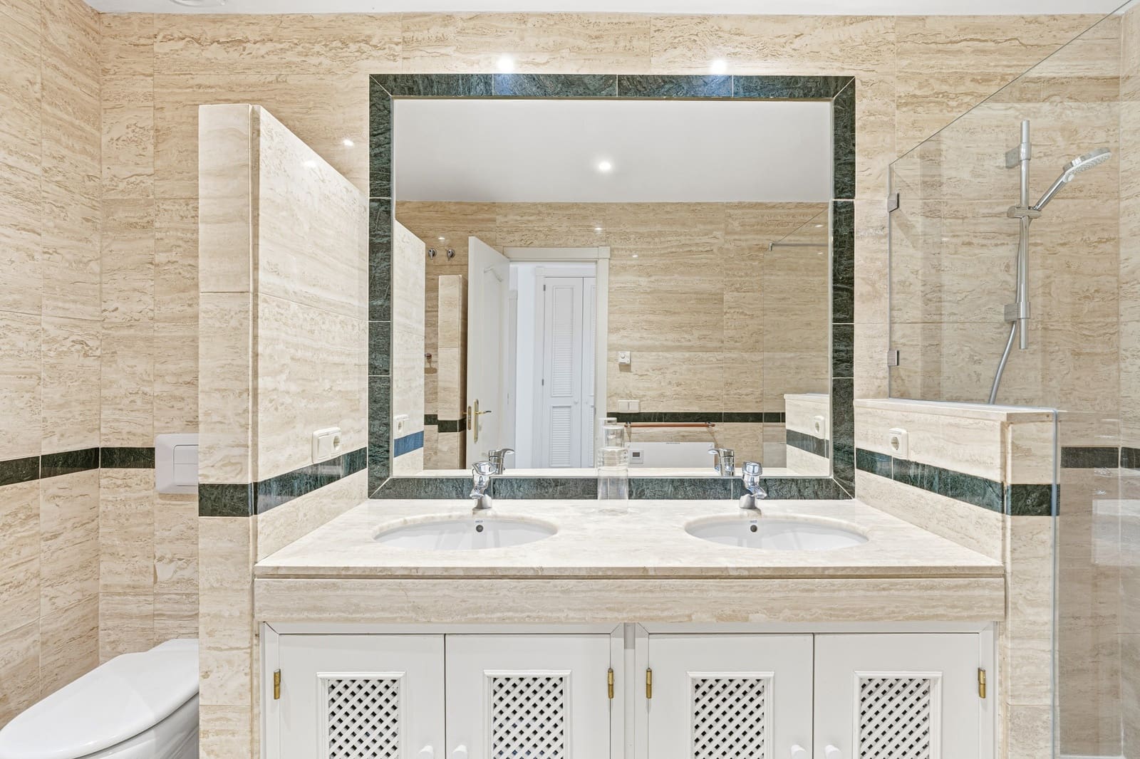 2 soverom Leilighet til salgs i Marbella med svømmebasseng garasje - € 895 000 (Ref: 9730645)