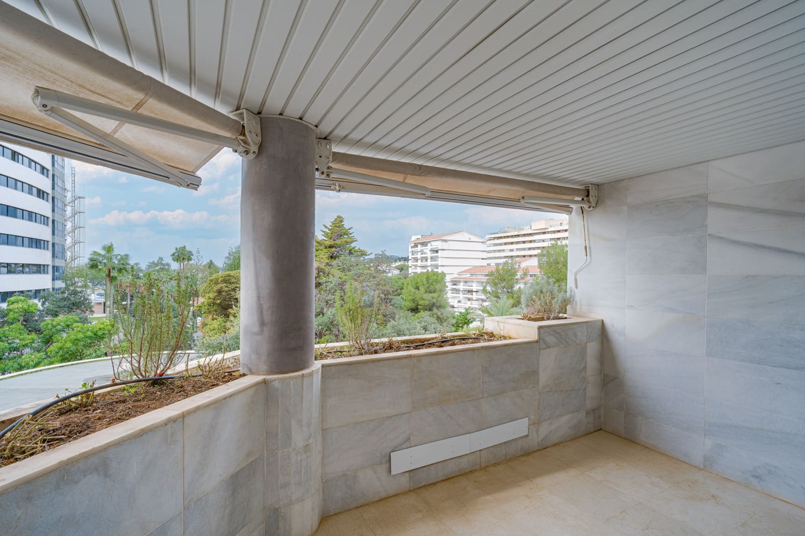 2 soverom Leilighet til salgs i Marbella med svømmebasseng garasje - € 895 000 (Ref: 9730645)