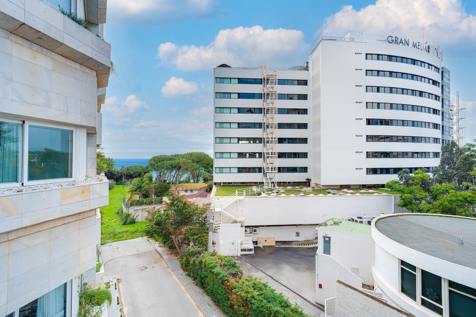 2 soverom Leilighet til salgs i Marbella med svømmebasseng garasje - € 895 000 (Ref: 9730645)