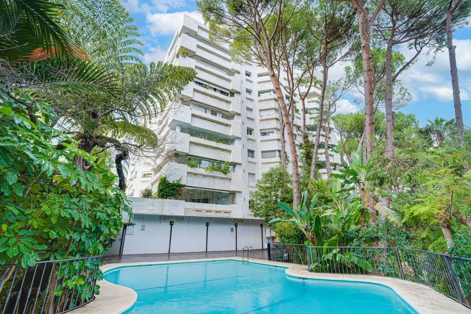 2 soverom Leilighet til salgs i Marbella med svømmebasseng garasje - € 895 000 (Ref: 9730645)