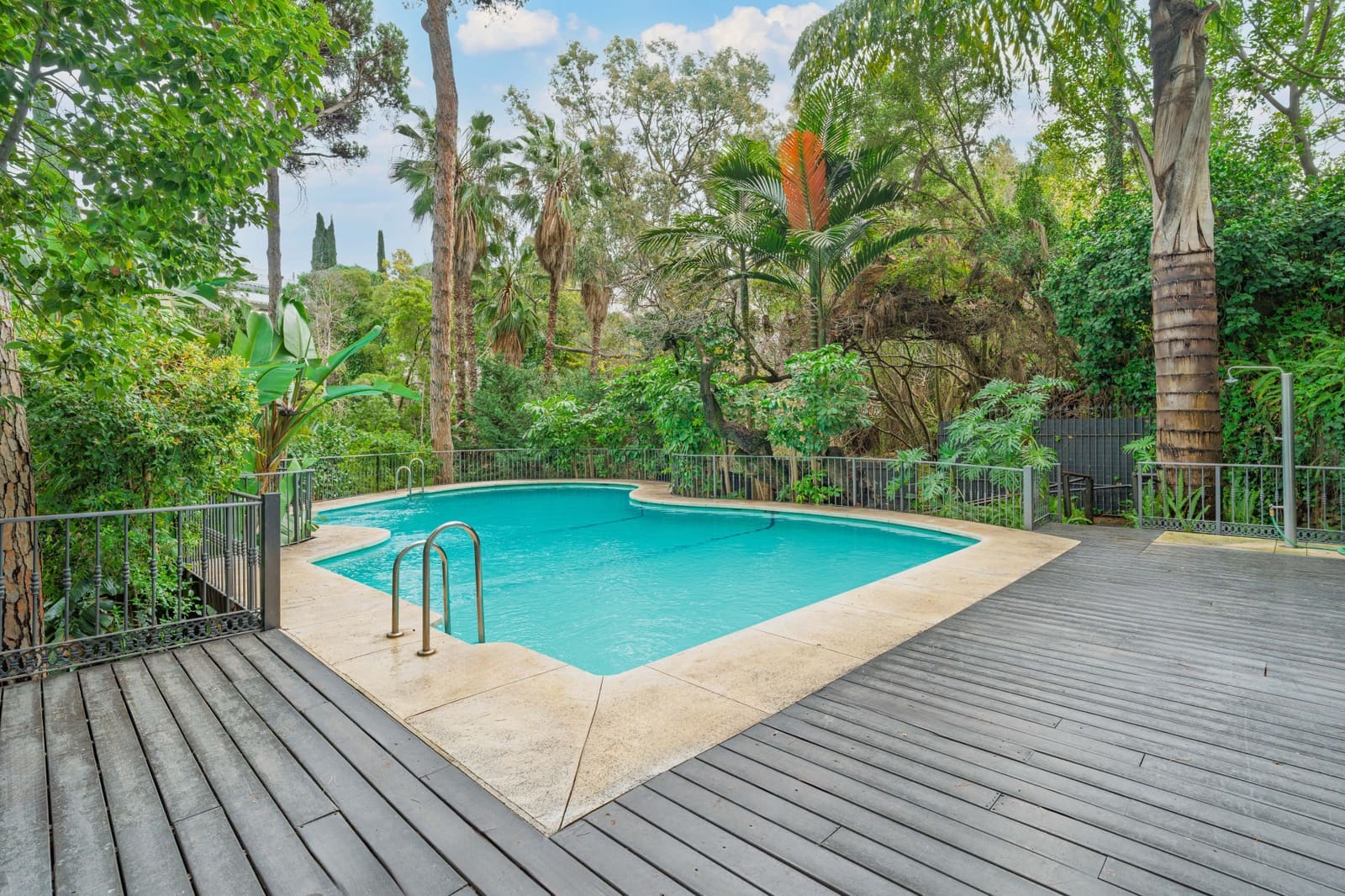 2 soverom Leilighet til salgs i Marbella med svømmebasseng garasje - € 895 000 (Ref: 9730645)