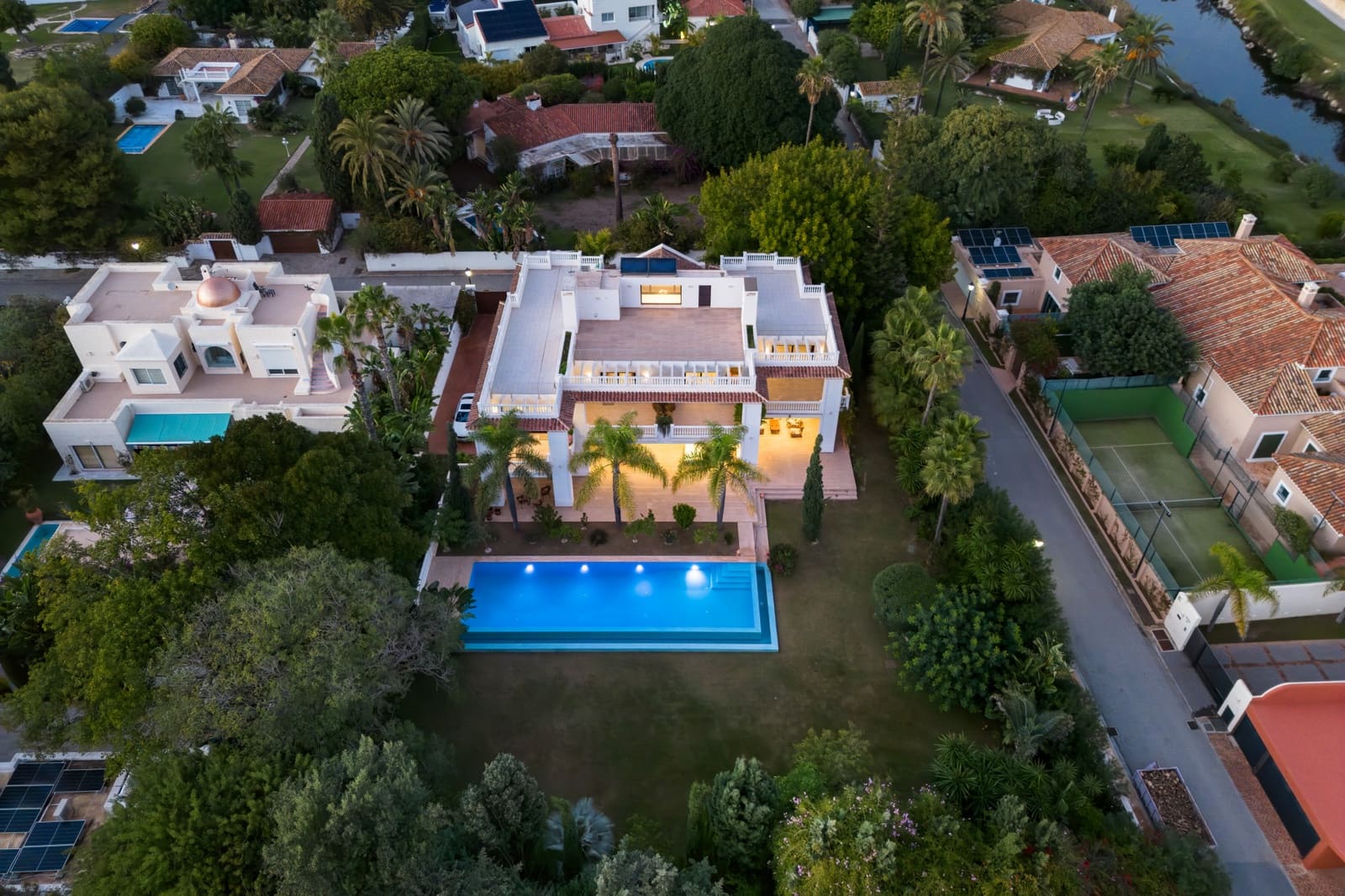 7 soverom Villa til salgs i Estepona med svømmebasseng garasje - € 4 995 000 (Ref: 9730646)