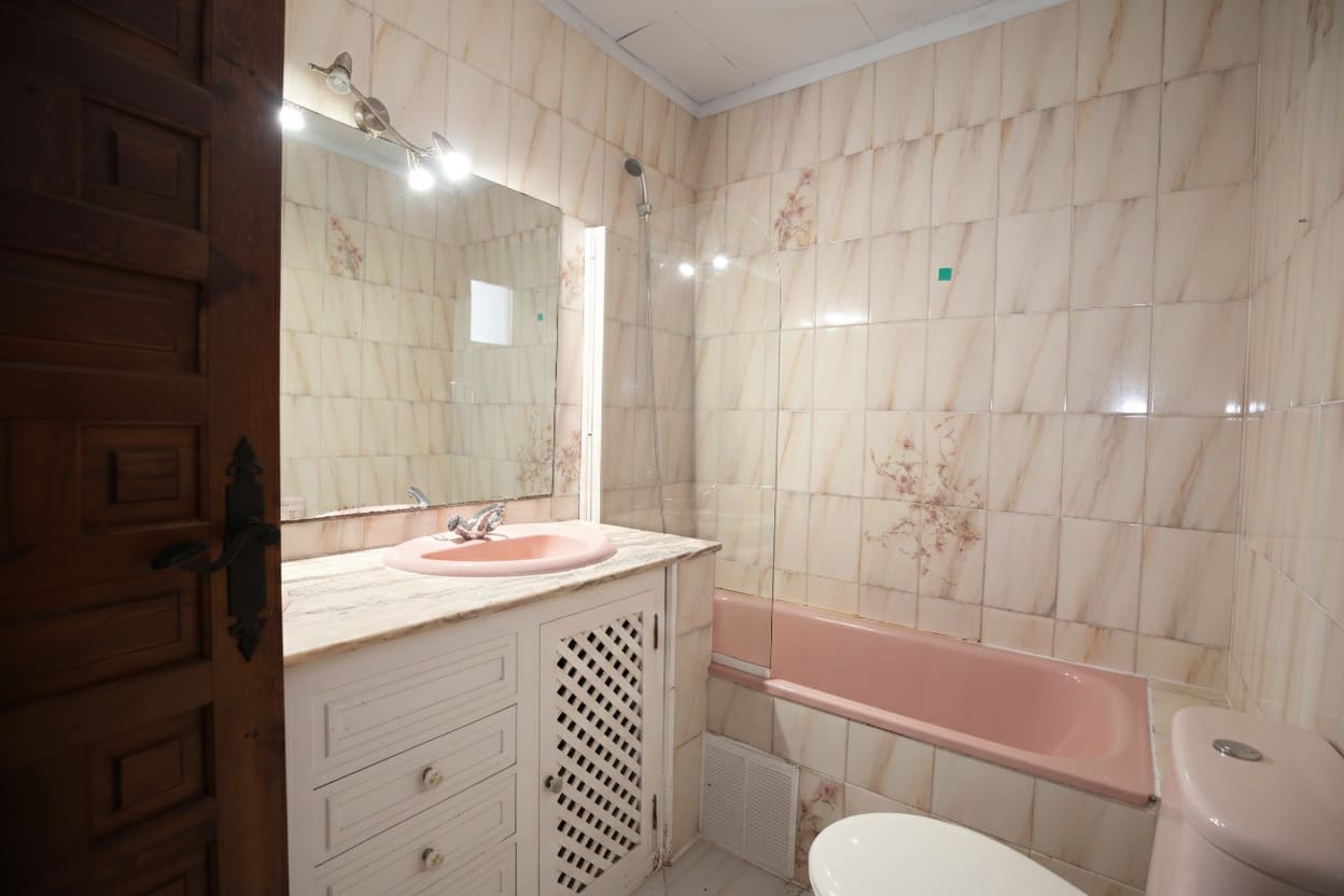 4 bedroom Semi-detached Villa for sale in Calahonda with pool garage - € 459,000 (Ref: 9730648)