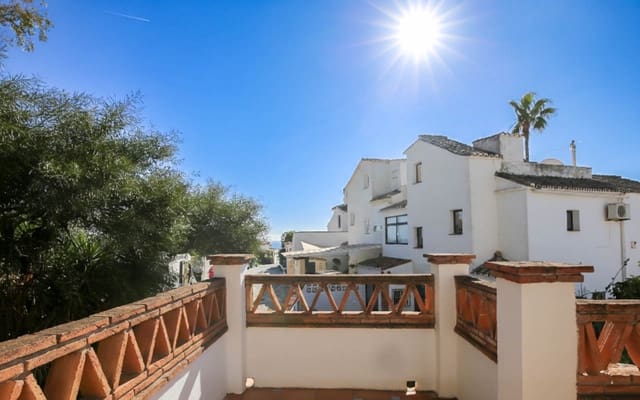 4 soveværelse Semi-Rækkehus til salg i Calahonda, Mijas med swimmingpool garage - € 459.000 (Ref: 9730648)