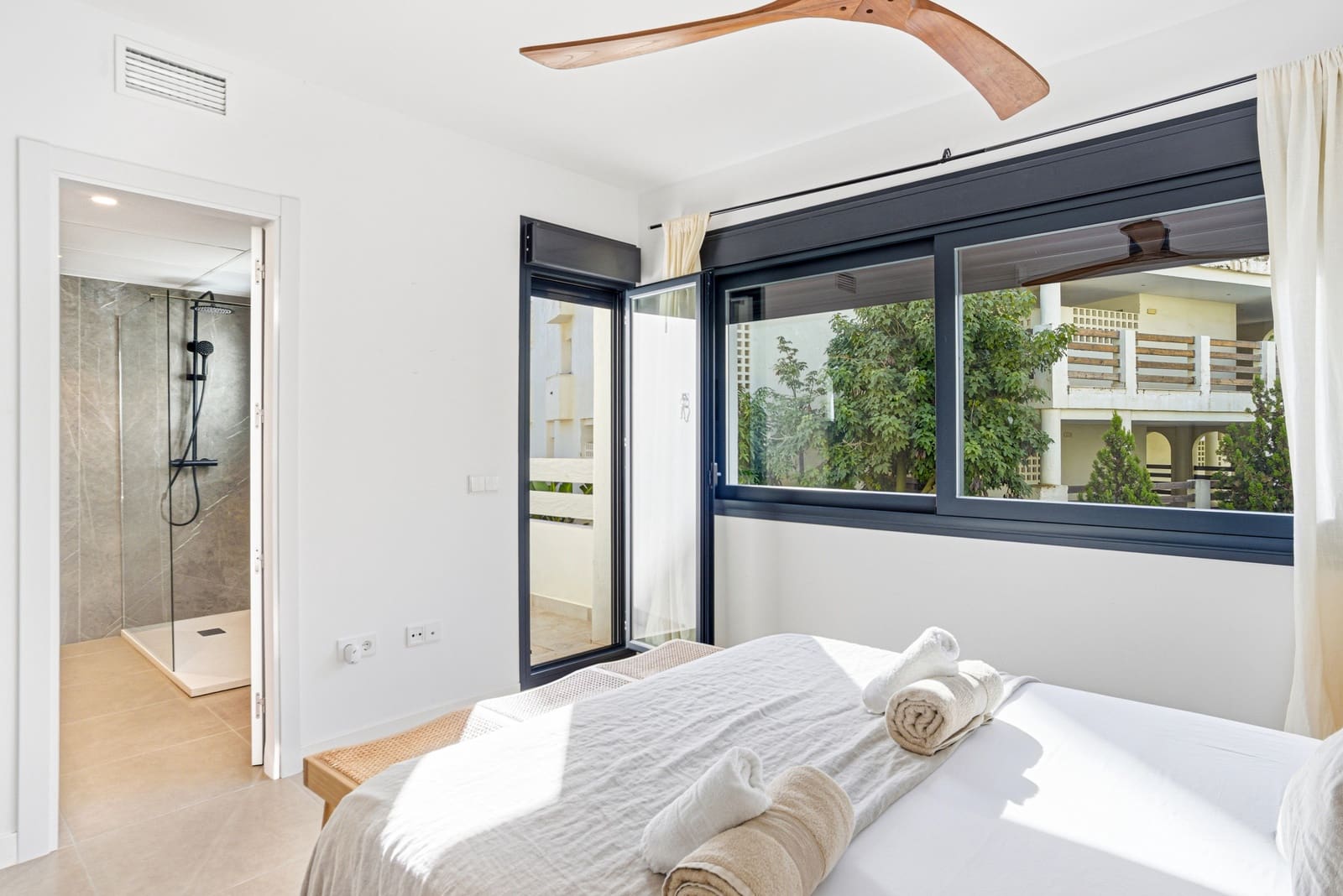 3 soveværelse Byhus til salg i Estepona med swimmingpool garage - € 549.000 (Ref: 9730649)