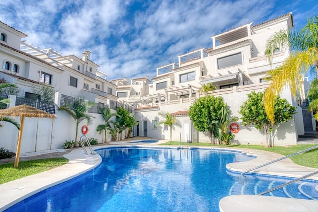 3 soveværelse Byhus til salg i Estepona med swimmingpool garage - € 549.000 (Ref: 9730649)
