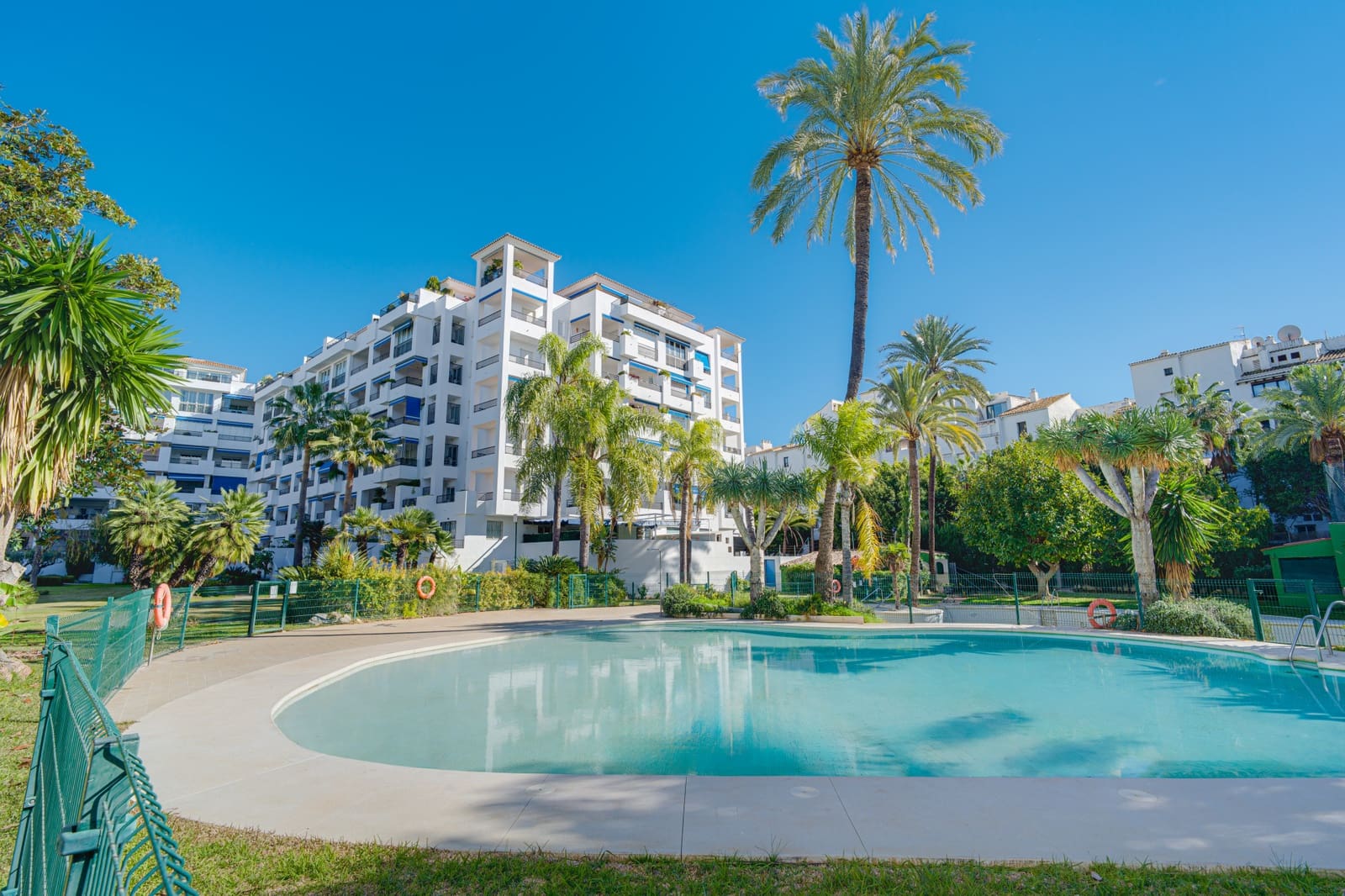 4 soveværelse Penthouse til salg i Puerto Banus med swimmingpool garage - € 1.100.000 (Ref: 9730650)