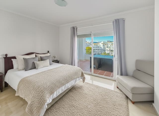 4 sypialnia Penthouse na sprzedaż w Puerto Banus, Marbella z basenem garażem - 1 100 000 € (Ref: 9730650)