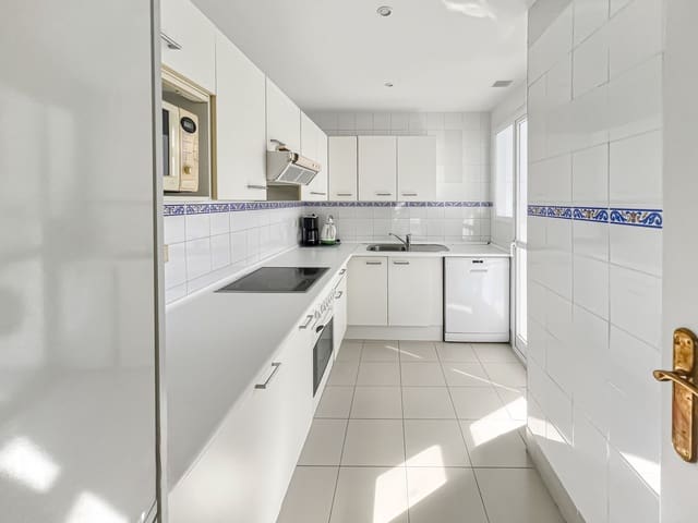 4 sypialnia Penthouse na sprzedaż w Puerto Banus, Marbella z basenem garażem - 1 100 000 € (Ref: 9730650)