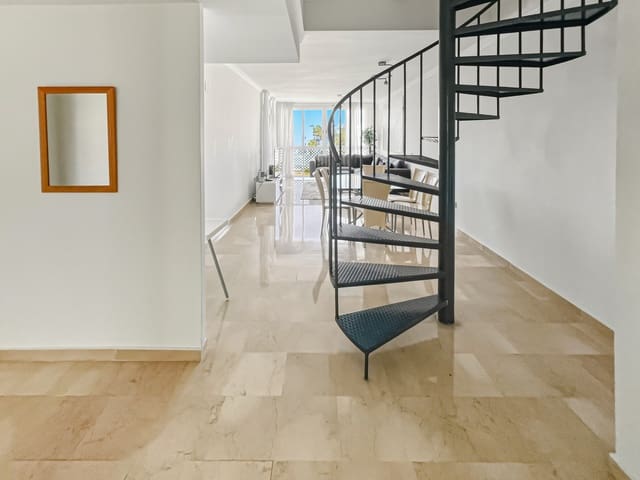 4 sypialnia Penthouse na sprzedaż w Puerto Banus, Marbella z basenem garażem - 1 100 000 € (Ref: 9730650)