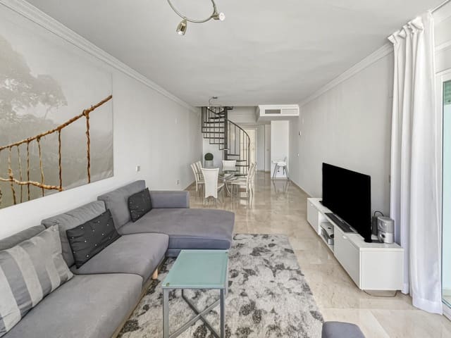4 sypialnia Penthouse na sprzedaż w Puerto Banus, Marbella z basenem garażem - 1 100 000 € (Ref: 9730650)