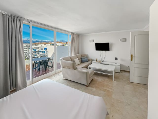 4 sypialnia Penthouse na sprzedaż w Puerto Banus, Marbella z basenem garażem - 1 100 000 € (Ref: 9730650)