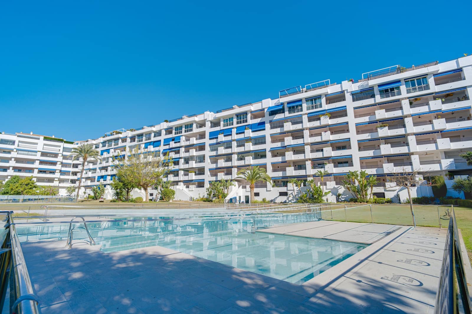 4 soverom Penthouse til salgs i Puerto Banus med svømmebasseng garasje - € 1 100 000 (Ref: 9730650)