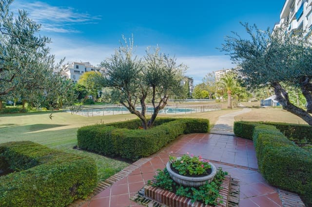 4 sypialnia Penthouse na sprzedaż w Puerto Banus, Marbella z basenem garażem - 1 100 000 € (Ref: 9730650)