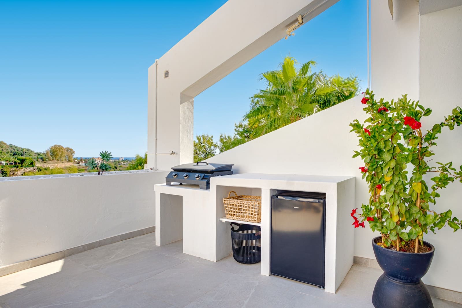 3 bedroom Apartment for sale in La Quinta with pool garage - € 899,000 (Ref: 9730651)