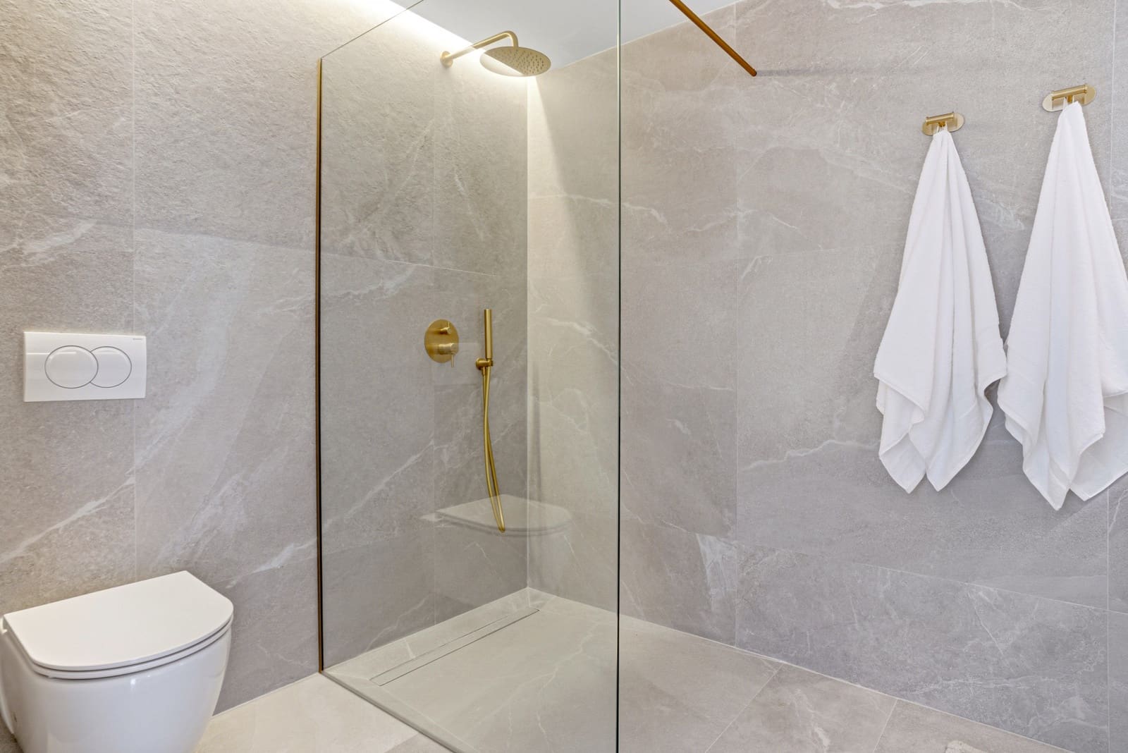 3 bedroom Apartment for sale in La Quinta with pool garage - € 899,000 (Ref: 9730651)